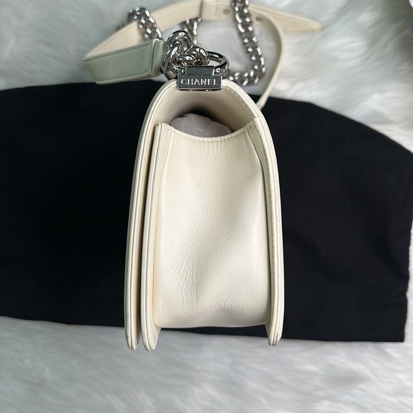 CHANEL WHITE Chevron Flap Bag Yes!!! White!!  Silver Chain - Picture 4 of 13